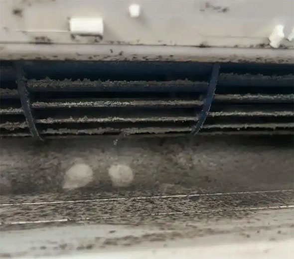 巴里坤哈萨克空调吹的风有股烧焦味是怎么回事